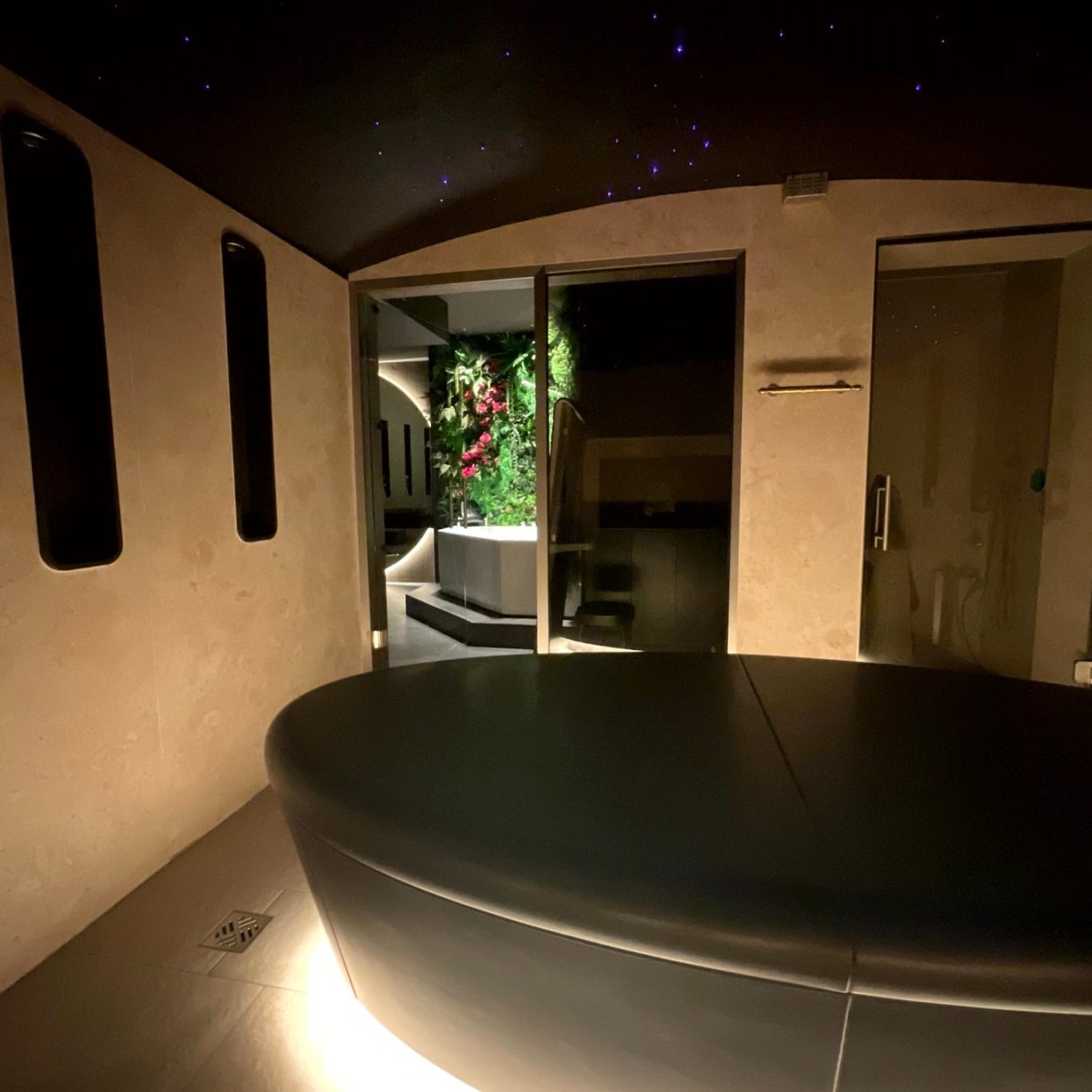 Atmosfera de la Sala de Hammam o Sala de vapor de lujo en Royale Beauty Hammam Spa Mesa de Masaje y Jacuzzi en el Hammam de Las Palmas Royale Beauyty