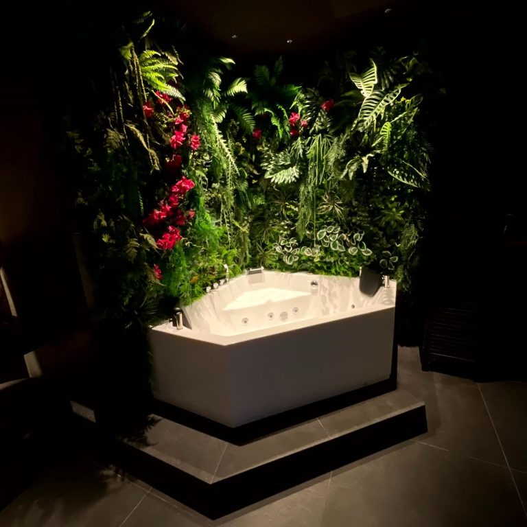 Nuestro espacio de Balneo terapia en Royale Beauty Hammam Spa Nuestro espacio de balneoterapia en un oasis de naturaleza y musica suave para sellar el tratamiento Hammam Malaki en Royale Beauty Hammam